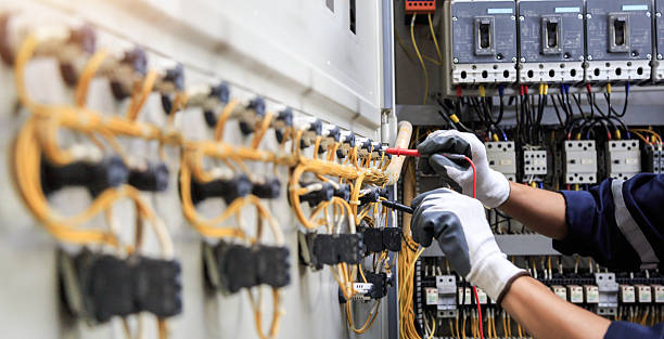 Professional Electrician technician working in Jarales, NM
